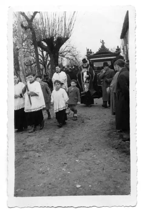 Funerale con carro di legno, il prete è lo zio di Piera