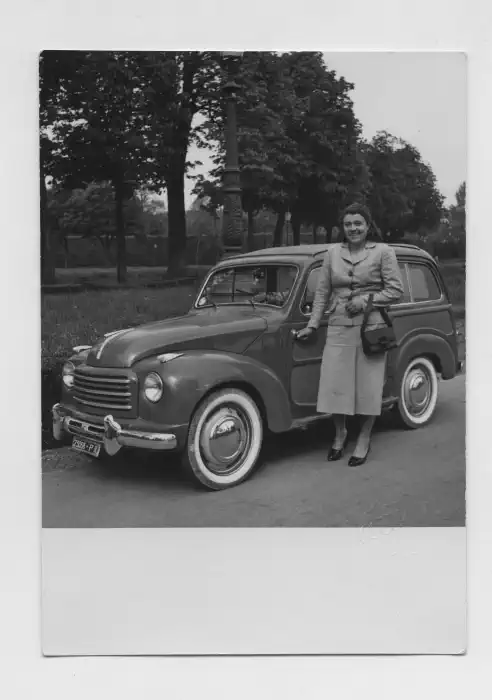 Pia Forni, prima donna ad ottenere la patente in tutto il Comune di Corniglio. Una delle due prime macchine a circolare in Val Parma.