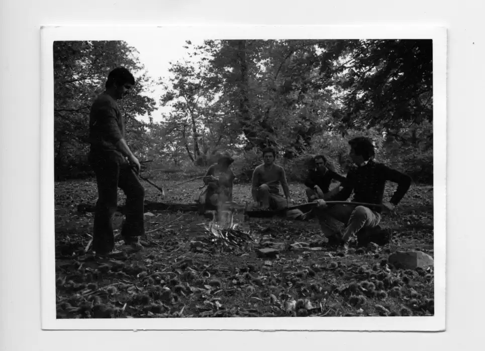 Alcuni giovani amici nei castagneti di Petrignacola per il rito delle mondine (caldarroste)