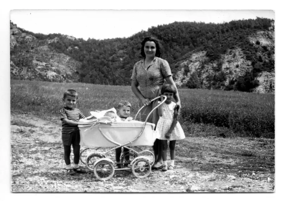 Raschi Bruna con i figli Fabrizio, Pierino, Mariangela e la neonata Gabriella Erta