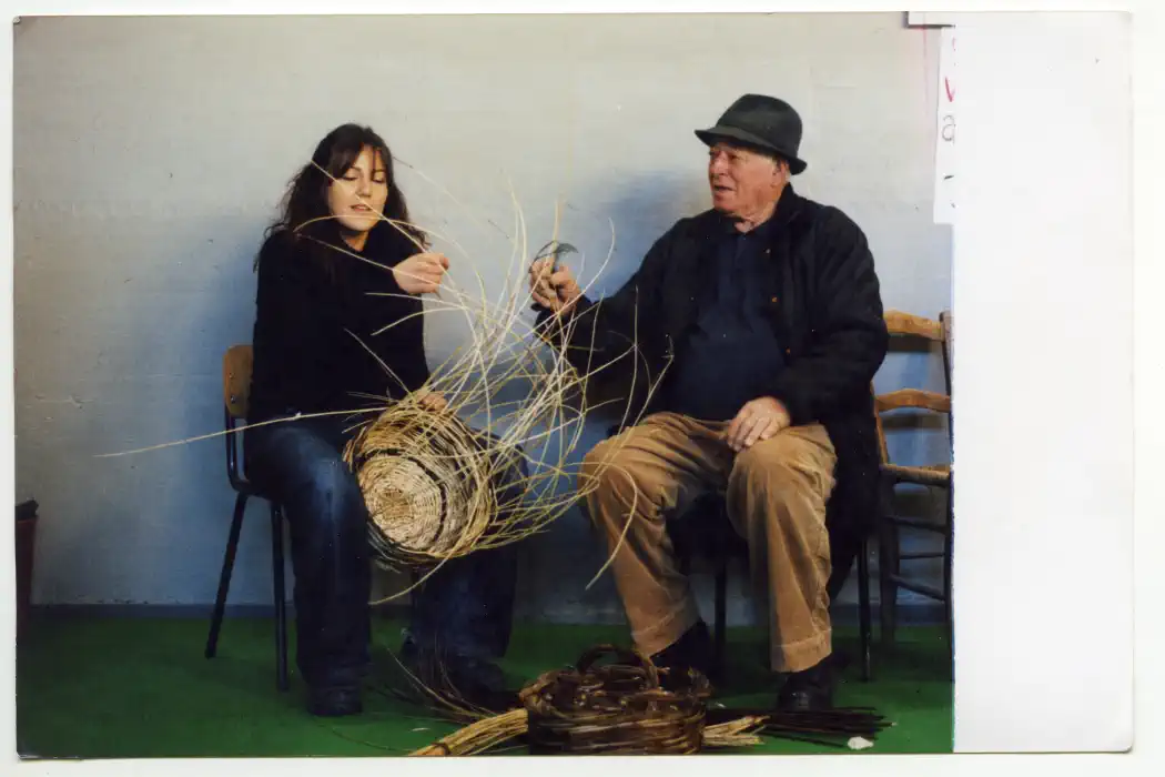 Giorgio di Rivalba, ultimo cestaio della Val Parma, tramanda l’arte ad una giovane ragazza