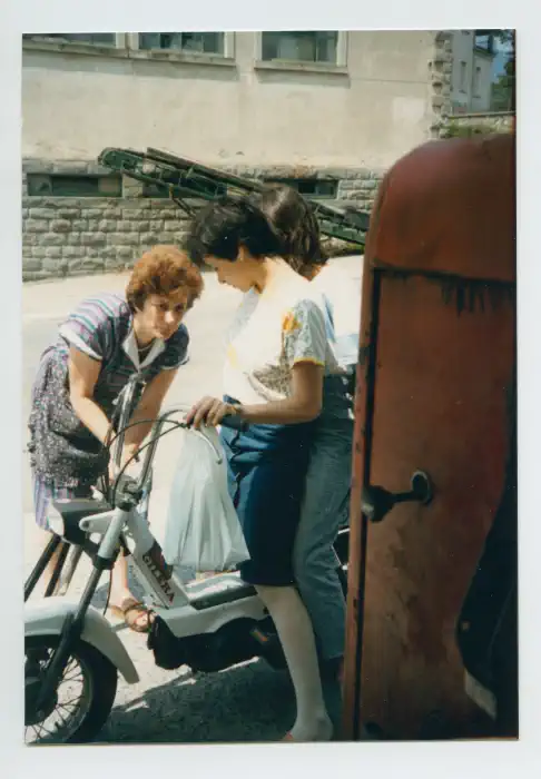 Giuliana Faggi che fa rifornimento dal suo distributore davanti a casa