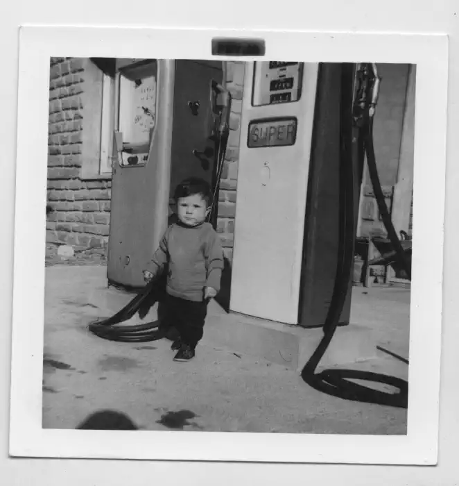 Luca Baratta davanti a casa