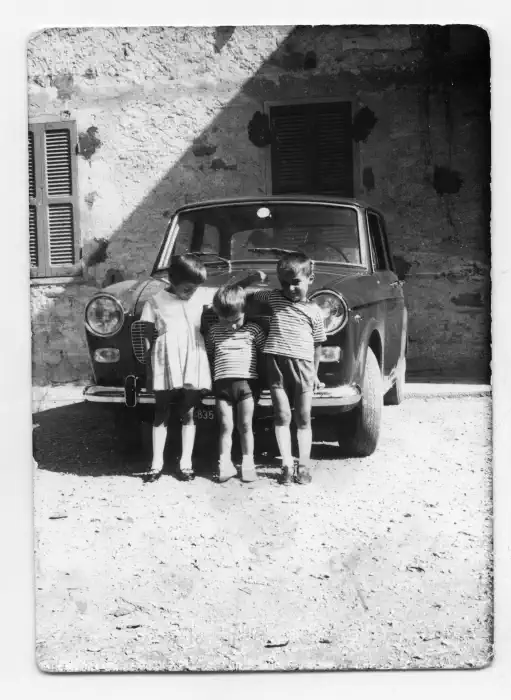 Mariangela, Fabrizio e Pierino Erta davanti a casa