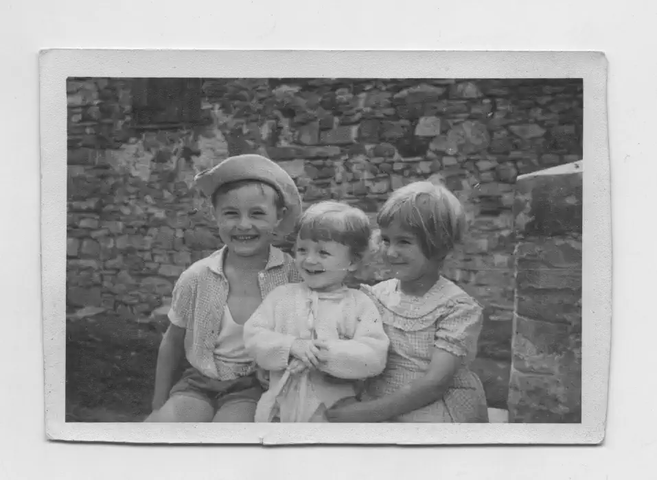 Giovanna con due villeggianti