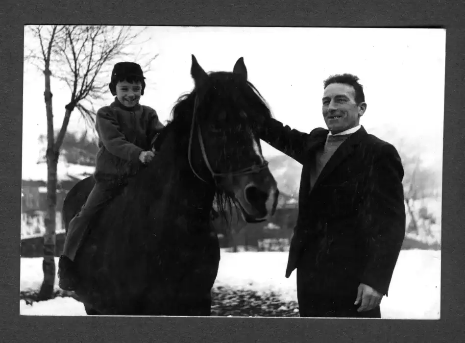 Nei pressi della stalla della trattoria “Da Vigion”, Carlo Rabaglia a cavallo con Giacomo, pastore originario di Pugnetolo