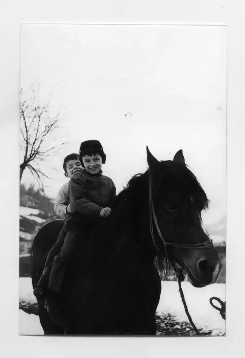 Carlo e Marco Rabaglia a cavallo nei pressi della stalla