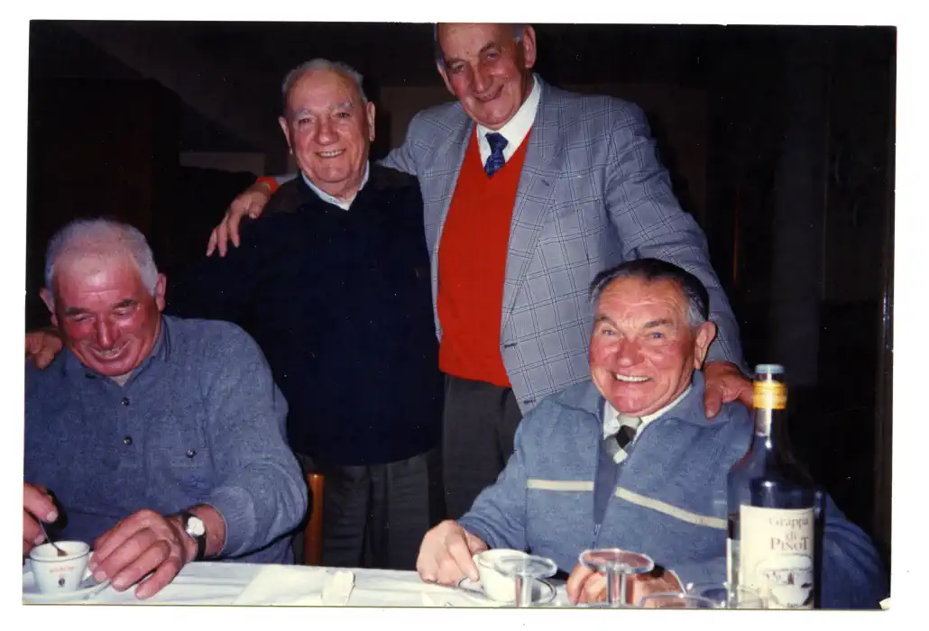 Giorgio di Rivalba, Faliero di Pugnetolo, Lalo della Prella e Augusto di Vestola in compagnia in trattoria “Da Vigion”